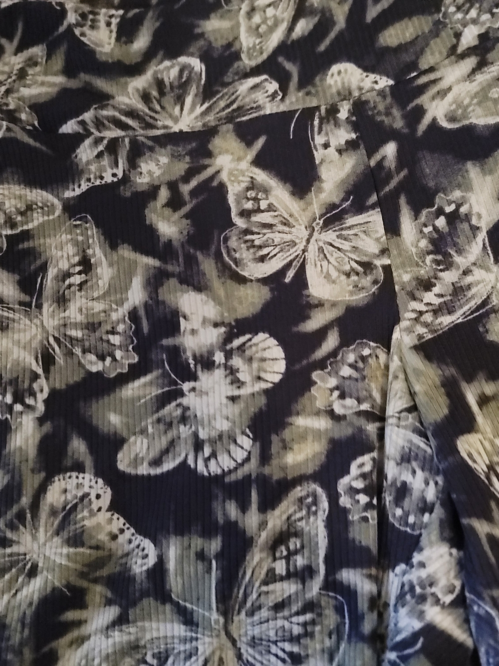 No Boundaries Black and Olive Green Butterfly Bell Bottom Leggings Size Large - Picture 6 of 9